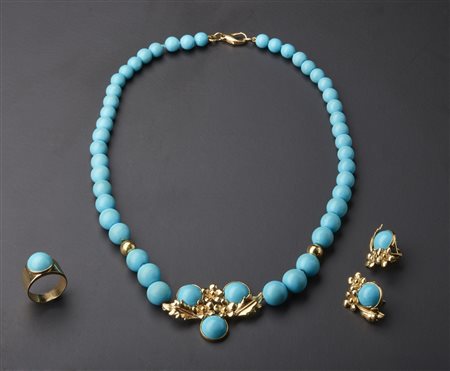  - Una parure  collana orecchini ed anello con sfere di turchesi ed oro giallo 750/1000 .