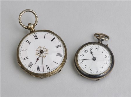  - Lotto composto da due  orologi da tasca con cassa rotonda in argento 800. .
