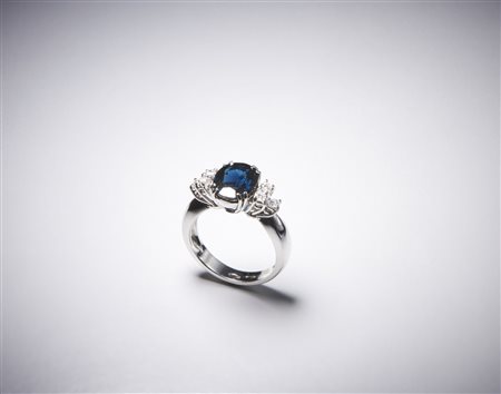  . - Elegante anello in oro bianco 750/1000 con zaffiro blu  taglio ovale di circa 4,00 ct e diamanti taglio a brillante di circa 0,40 ct.