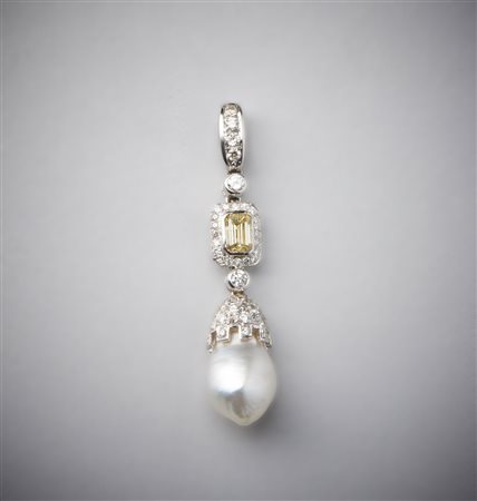  - Eccezionale ciondolo di elevata fattura artigianale in oro bianco 750/1000 con diamanti bianchi taglio a brillante con perla barocca bianca ct ca 1,80 e diamante giallo fancy taglio smeraldo 0,70 ct. .