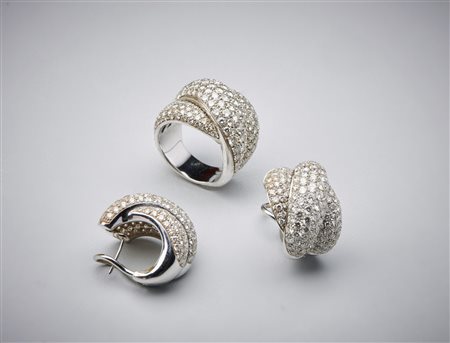  DAMIANI - Una parure composta da anello in oro bianco 750/1000 e orecchini  della serie"Gomitolo".