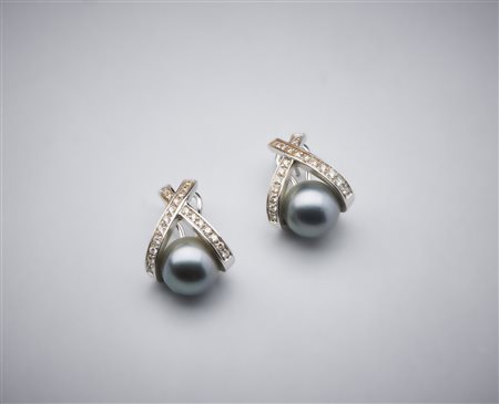  DAMIANI - Un paio di orecchini con astuccio originale "Damiani" in oro bianco 750/1000 perle grige di Tahiti e diamanti bianchi.