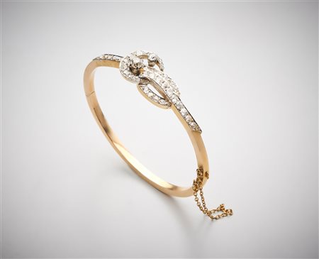  . - Bracciale rigido a manetta in oro giallo 750/1000 con diamanti taglio antico di circa 3,50 ct.  .