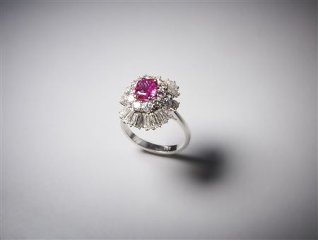  . - Anello in oro bianco 750/1000 con rubino di colore rosato taglio a cuscino di  1,50 ct circa.