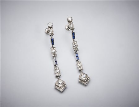  . - Orecchini in oro bianco 750/1000 con diamanti taglio vecchio di circa 1,90 carati e diamanti taglio a  brillante di circa 0,60 carati  e zaffiri blu carrè.