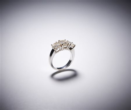  . - Un anello in oro bianco 750/1000 trilogy con tre diamanti taglio brillante di circa 3,00 carati . .
