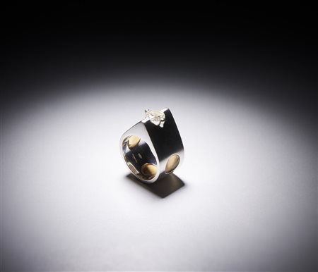  . - Anello moderno di forma geometrica  in oro bianco 750/1000  con diamante taglio brillante di 1,15 ct circa. .