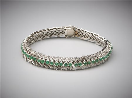  . - Bracciale in oro bianco 750/1000  tipo "lisca di pesce" con piccoli  diamanti taglio  huit huit e piccoli smeraldi taglio a brillante .