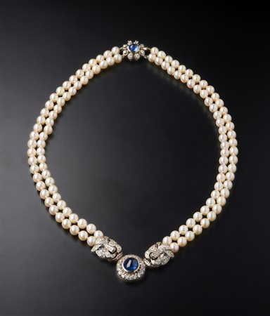  . - Imponente  collana a due fili di perle bianche sferiche di mm 7,00  con ciondolo centrale con zaffiro blu  cabochon e diamanti taglio misto (huit huit  ed a brillante) di circa 3,00 carati totali. .