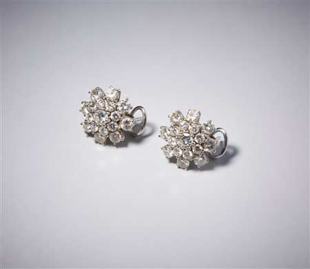  . - Orecchini con diamanti bianchi taglio a brillante in oro bianco 750/1000 di  3,00 carati circa.