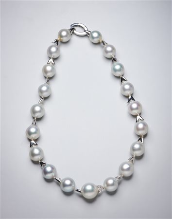  - Collana di perle australiane sferiche di ottima coltivazione leggermente a scalare  (da 14 mm a 17 mm) con inserti in oro bianco 750/1000 e  diamanti bianchi taglio a brillante per 0,35 carati circa.