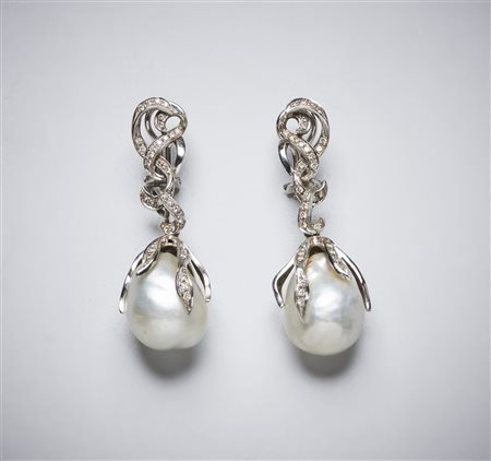  - Coppia di orecchini in oro bianco 750/1000 con perle australiane (21x15 mm) e totale  diamanti bianchi taglio a brillante 1,10 carati circa.