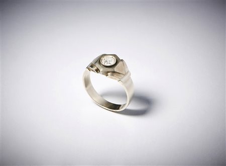  - Anello di forma geometrica anni 30"  in argento con diamante centrale di taglio vecchio, ct. 0,60 .