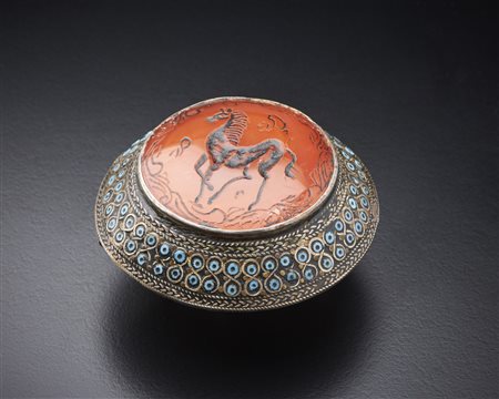  - Esclusivo anello a sigillo afghano  in argento con corniola incisa raffigurante cavallo.