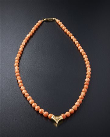  . - Filo con sferei di corallo rosa 5,80 mm con pendente e chiusura oro giallo 750/1000 e piccoli brillantini.