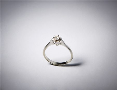  . - Anello in oro bianco 750/1000 con diamante taglio a  brillante  di circa 0,20.