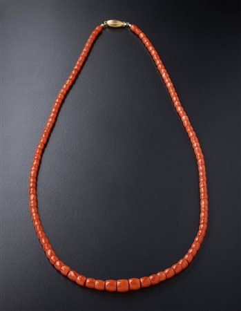  . - Filo di corallo rosso composto elementi sfaccettati  con chiusura in oro giallo 750/1000  vale rigata.