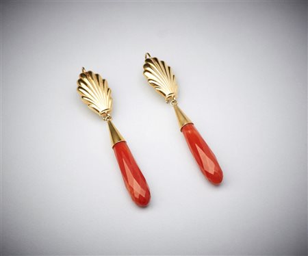  . - Paio di orecchini corallo mediterraneo con struttura artigianale a forma di conchiglia in oro 750/1000, taglio briolette.