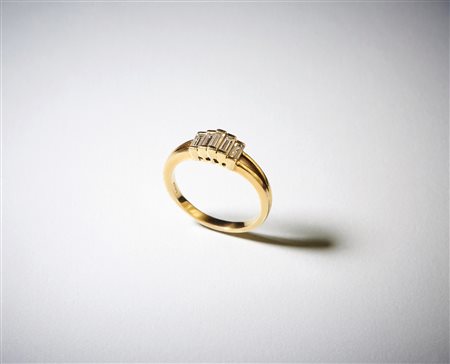  . - Anello in oro giallo 750/1000  con cinque diamanti bianchi taglio baguette per totali 1,00 carati circa.
.