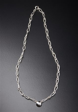  . - Catena in oro bianco 750/1000  con maglie ovali e ciondolo centrale recante diamante bianco taglio brillante ct: 0.13. circa.