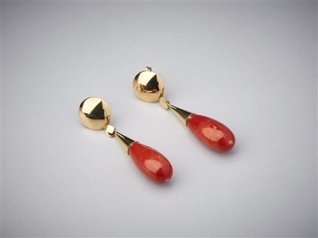  . - Orecchini  pendenti con struttura in oro giallo 750/1000  e due goccie di corallo rosso mediterraneo. .
