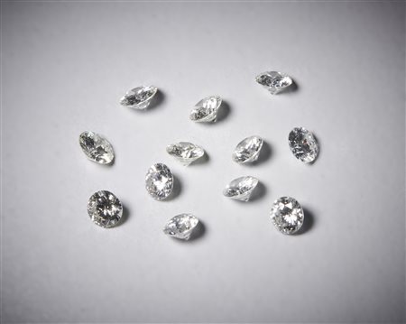  . - Dodici diamanti bianchi tondi taglio a brillante. Totale 1.75 carati. Colore: F/G VVS/VS .