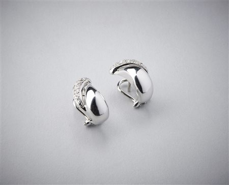  . - Orecchini in oro bianco 750/1000  tipo virgole bombate con pavè di piccoli brillanti ct: 0,30.