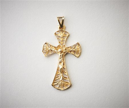  . - Crocifisso in oro giallo 750/1000 .