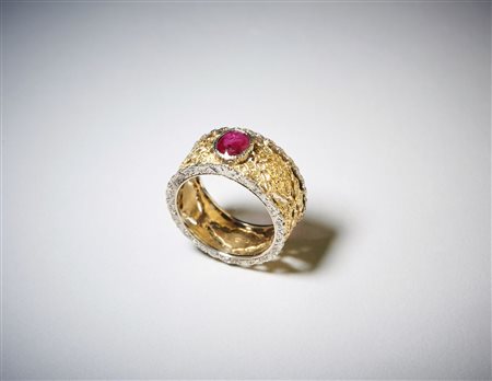  . - Anello in oro bianco e giallo 750/1000 con lavorazione tipo filogranato con rubino centrale ct: 0,70. .