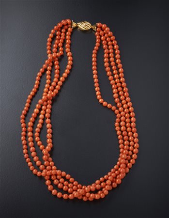  . - Torchon di quattro fili di i corallo rosso sferici con chiusura in oro giallo 750/1000 e piccoli diamanti bianchi.