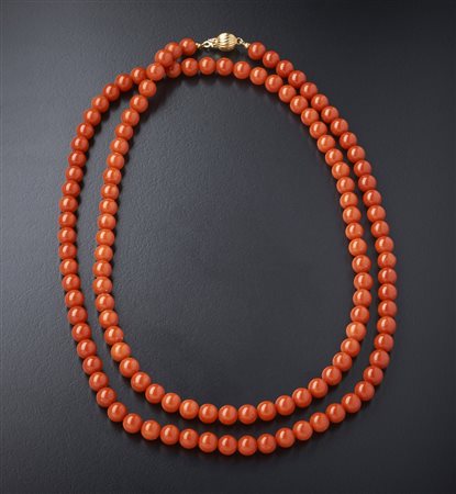  . - Lungo filo di corallo rosso tipo chanel con chiusura oro 750/1000.