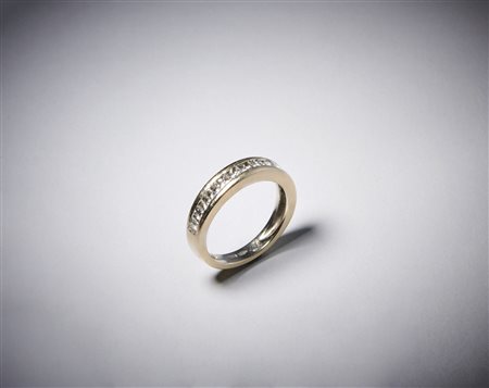  . - Anello tipo fedina in oro bianco 750/1000.
Carati: 0,90. 
Taglio princess.