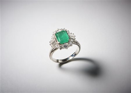  . - Anello in oro bianco 750/1000 con smeraldo centrale taglio smeraldo kt: 0,80 e contorno taglio huit huit.