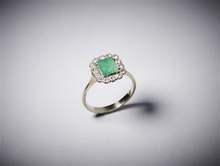  . - Anello in oro bianco 750/1000 con smeraldo taglio smeraldo ct. 2 , diamanti huit huit ct.: 0,40.