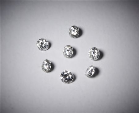  . - Sette diamanti bianchi tondi taglio a brillante di circa 1,07 carati F/G VVS/VS.