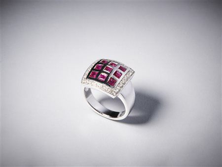  . - Anello in oro bianco 750/1000 con carrè di rubini di circa  0,70 carati contornati da piccoli diamanti bianchi di circa 0,60 carati.
.
