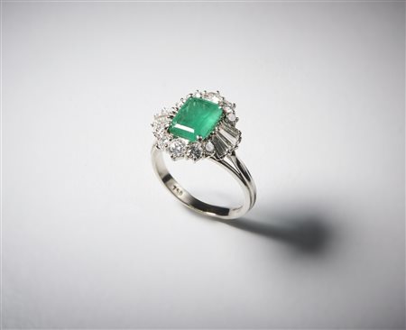  . - Anello oro bianco 750/1000  con  smeraldo centrale  taglio a cuscino di circa  1,75 carati  e diamanti taglio a brillante e taglio a baguette di  circa 0,85 carati totali.
.