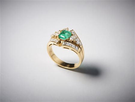  . - Anello oro giallo  750/1000 con smeraldo centrale taglio a cuscino di circa 1,10 carati  e diamanti bianchi di taglio misto di circa 1,35 carati.
.