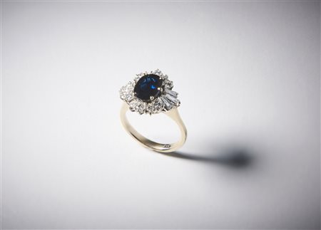  . - Anello oro bianco 750/1000 con  zaffiro blu ct.2,20 circa e diamanti bianchi taglio misto ct. 1.10 circa. .