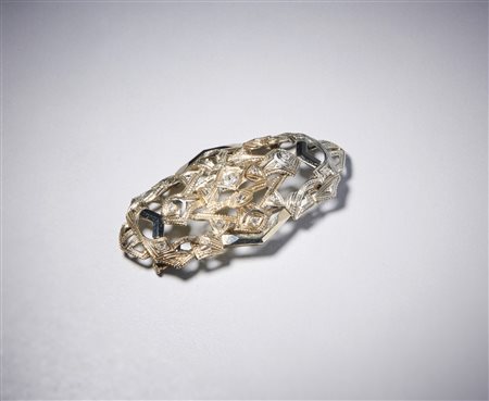  . - Spilla ciondolo in oro bianco 750/1000  e diamanti bianchi del peso tot. di carati circa 0,35. .