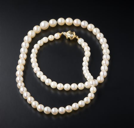  . - Filo di perle coltivate bianche sferiche di mm 7 con chiusura in oro giallo 750/1000 e piccoli diamanti.