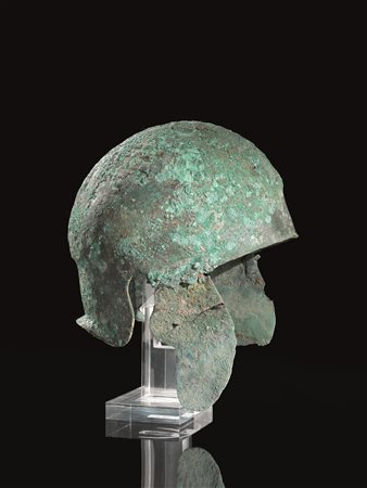 Elmo in bronzo Materia e tecnica: bronzo laminato e cesellato Elmo a calotta...