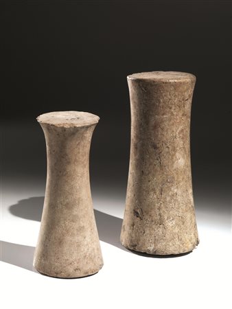 Due colonne Materia e tecnica:breccia di marmo rosato con inclusi fossili Due...