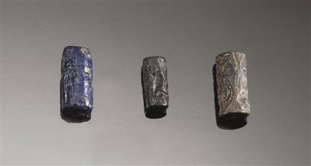Tre sigilli cilindrici Materia e tecnica: lapislazzuli, clorite incisi Tre...