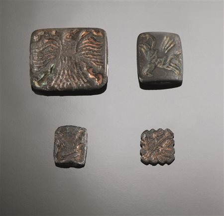 Quattro sigilli in bronzoMateria e tecnica: bronzo fusoQuattro sigilli...