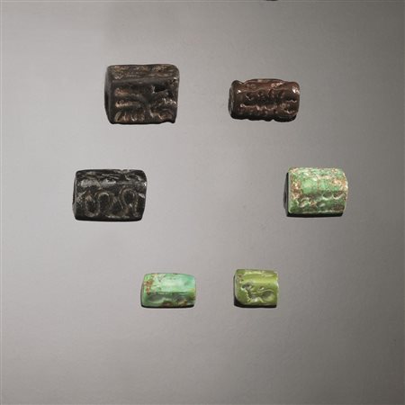 Sei sigilli a tre facce Materia e tecnica: steatite, turchese, bronzo e...