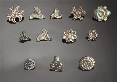 Dodici sigilli a stampo con impugnatura in bronzoMateria e tecnica: bronzo...