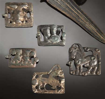 Cinque fibbie partiche da cintura in bronzo traforatoMateria e tecnica:...