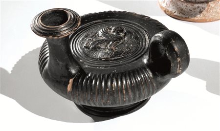 Guttus a vernice neraMateria e tecnica: argilla rosata,vernice nera lucente...