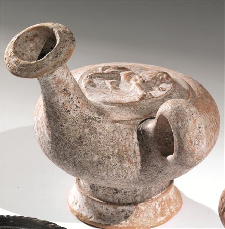 Guttus Materia e tecnica: argilla nocciola, ingubbiatura bianca, modellato a...